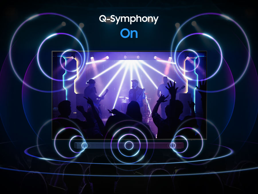 Zespół grający na scenie przedstawiający harmonijne brzmienie soundbara i telewizora Q-Symphony w Neo QLED 4K