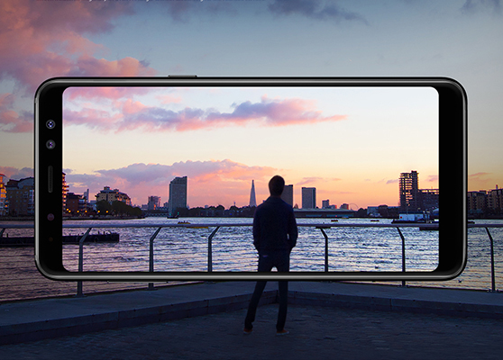 Ekran Galaxy A8 wyświetla obraz w formacie 18.5:9, gwarantujący niesamowite doznania wizualne Wyświetlacz infinity